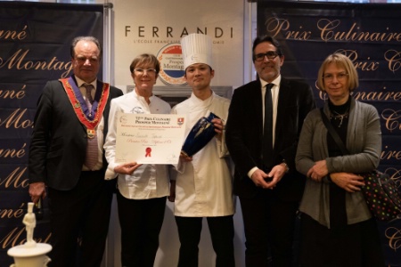 De gauche à droite : Francis Durnerin, président du Club Prosper Montagné, Dominique Loiseau, le lauréat Tomohiro Suzuki, Richard Ginioux, directeur de Ferrandi Paris et Sylvie Pierrard, directrice de l'alimentation et de l'agriculture chargée de la remise du vase de Sèvres au nom du Président de la République.