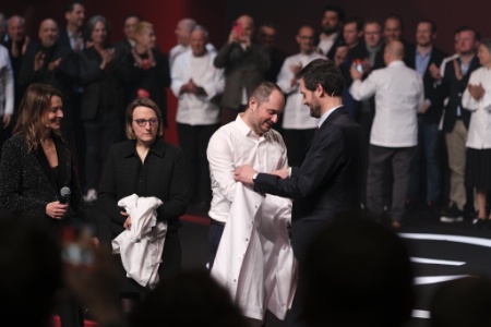 Alexandre Couillon, désormais 3 étoiles Michelin, reçoit sa veste des mains de Gwendal Poullennec, directeur international des guides Michelin.