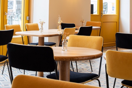 En 2021, les nouveaux cafés-restaurants ont été redesignés par Sarah Poniatowski, fondatrice et designer de Maison Sarah Lavoine.
