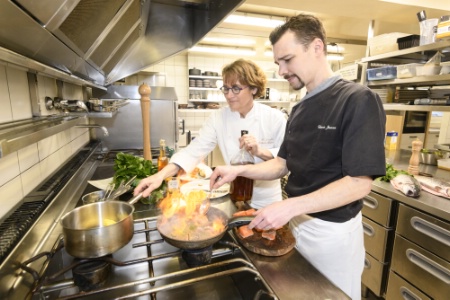 Catherine Delacoute et son chef, Thomas Jeanne. Catherine Delacoute et son chef, Thomas Jeanne.