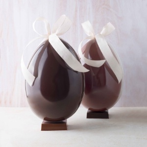 Les oeufs de Pâques de Claire Heitzler sont disponibles en chocolat noir et au lait. Les oeufs de Pâques de Claire Heitzler sont disponibles en chocolat noir et au lait.