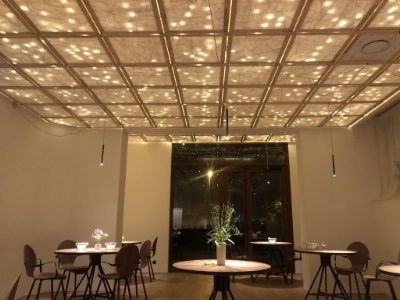 Le plafond, les tables et l'éclairage, ont été conçus pour créer l'ambiance zen.