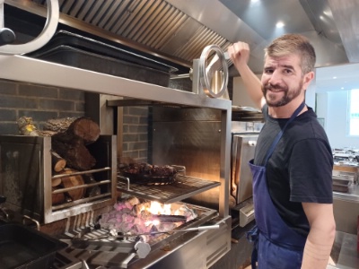 Pour Jonathan Alvarez, la cuisine à la braise et au feu de bois demande beaucoup d'exigence. Pour Jonathan Alvarez, la cuisine à la braise et au feu de bois demande beaucoup d'exigence.
