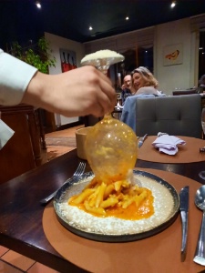 Le fameux dressage des pâtes grâce au verre à vin qui fait tant parler sur TikTok. Le fameux dressage des pâtes grâce au verre à vin qui fait tant parler sur TikTok.