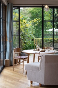 La salle du restaurant Les Chemins, au sein du domaine de Primard.