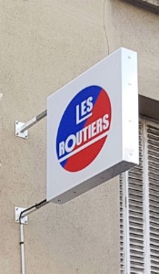 Le relais de Beg ar C'hra s'acquitte de sa cotisation au réseau des routiers pour exploiter le macaron en façade, véritable balise pour les gens de la route.