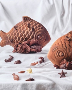 Entre enfance et tradition, le Poisson, de Nina Métayer, invite à la gourmandise chocolatée et aussi à l'histoire du petit poisson arc-en-ciel que la cheffe adorait quand elle était petite.