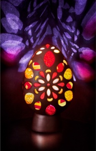 Naraé Kim, chef du Park Hyatt Paris-Vendôme, s'est inspirée des vitraux colorés de la cathédrale Notre-Dame de Paris et de l'artisanat de ses voisins orfèvres. Naraé Kim, chef du Park Hyatt Paris-Vendôme, s'est inspirée des vitraux colorés de la cathédrale Notre-Dame de Paris et de l'artisanat de ses voisins orfèvres.