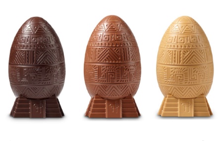 Trois versions pour l'oeuf Glyphe de Pierre Hermé : chocolat noir pure origine Bélize, chocolat au lait Pierre Hermé et blond caramélisé à la fleur de sel. Trois versions pour l'oeuf Glyphe de Pierre Hermé : chocolat noir pure origine Bélize, chocolat au lait Pierre Hermé et blond caramélisé à la fleur de sel.