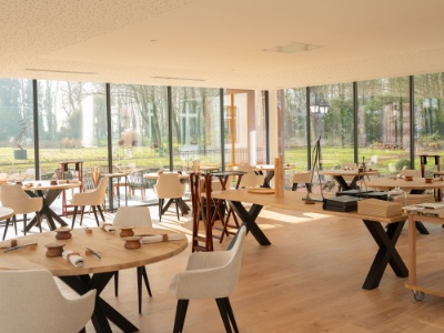 42 couverts dans une salle au décor contemporain et au confort qui va jusqu'au chauffage par les baies vitrées.