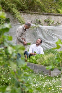 Romain Meder et Gérard Germaine, le jardinier du domaine.