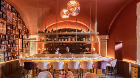 La salle du restaurant Rouge entre patio et jardin de l'hôtel Margaret-Chouleur.