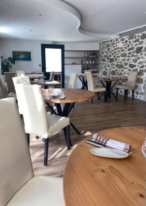 Le restaurant (20 couverts) se situe à la sortie d'Hasparren, petit village du Pays basque.