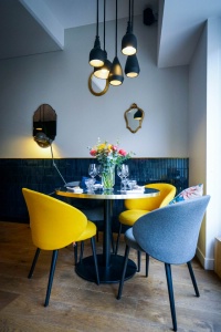 L'une des deux salles du restaurant, où tout a été réfléchi. Ressources est ouvert uniquement en semaine, le soir.