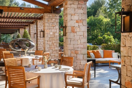 Ouvert en saison et uniquement le soir, Le Faventia reçoit essentiellement en terrasse.