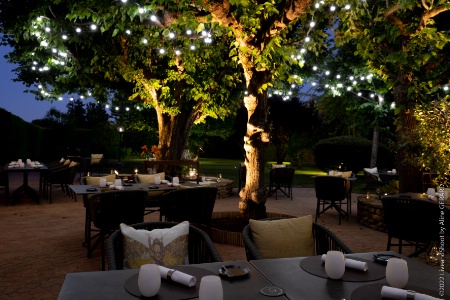 La terrasse du restaurant, ouverte aux beaux jours, comprend une petite trentaine de couverts.