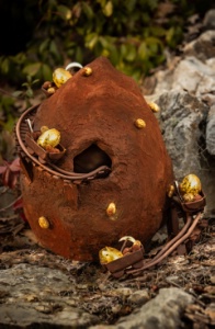 Jérémie Gressier, chef pâtissier de Terre Blanche, a imaginé une Mine aux oeufs d'or qui donne un effet roche comme une vraie montagne exploitée par des wagons à la recherche de truffes en chocolat et d'oeufs en or. Jérémie Gressier, chef pâtissier de Terre Blanche, a imaginé une Mine aux oeufs d'or qui donne un effet roche comme une vraie montagne exploitée par des wagons à la recherche de truffes en chocolat et d'oeufs en or.