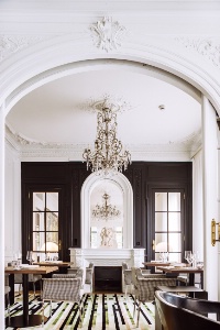 Le restaurant la Table Mirasol prend place dans la Villa Mirasol, d'architecture Belle Époque. Elle a été entièrement rénovée.