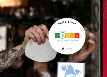 Le Resto-Score : une lettre de A à E qui indique aux clients le degré d'engagement du restaurant en matière d'écoresponsabilité. Le Resto-Score : une lettre de A à E qui indique aux clients le degré d'engagement du restaurant en matière d'écoresponsabilité.