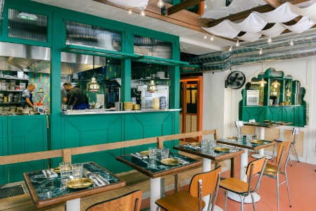 La cuisine ouverte est au centre du restaurant Delhi Bazaar.