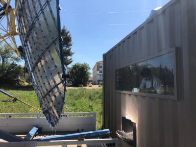 Le Présage utilise un fourneau solaire, relié à une parabole en miroir. Le Présage utilise un fourneau solaire, relié à une parabole en miroir.
