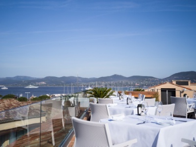 Le restaurant-bar-rooftop avec piscine Les Toits.