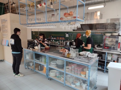 Tous les 4 mois, le restaurant accueillera deux réfugiés pour les former et les orienter vers un poste en restauration ou une formation. Tous les 4 mois, le restaurant accueillera deux réfugiés pour les former et les orienter vers un poste en restauration ou une formation.