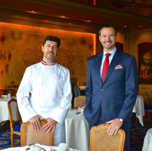 Le chef MOF Yannick Franques et André Terrail, propriétaire de la Tour d'Argent. Le chef MOF Yannick Franques et André Terrail, propriétaire de la Tour d'Argent.
