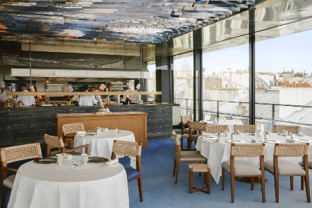 Au 6ème étage, la salle du restaurant gastronomique avec vue sur la toute nouvelle cuisine ouverte ou sur Notre Dame et les toits de Paris.