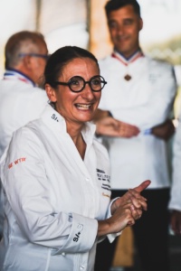 Anne-Sophie Pic, Présidente d'Honneur : 'C'est une très belle édition, avec des profils de candidats vraiment riches et différents. Ça a été extrêmement difficile de les départager, signe qu'ils ont tous un excellent niveau. C'est un concours qui évolue avec son temps et qui est en adéquation avec ce qu'est la gastronomie française aujourd'hui, ce qui est primordial',