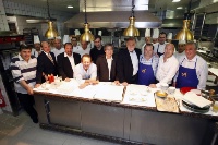 Jacques et Laurent Pourcel et la brigade du Jardin des Sens à Montpellier accueillent en cuisine Patrick Gauthier, Eric Briffard, Gilles Goujon, Stéphane Raimbault, Jean-Michel Lorain et Jean-André Charial.