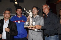 Jean-Michel Lorain et David Ginola, parrain du Tournoi, entourent les vainqueurs, l'équipe de la Côte Saint-Jacques.