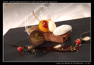 présentation à l'assiette du dessert des 20 ans.