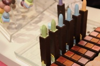 Miam ! Des collections de bijoux et accessoires de maquillage stimulant les cinq sens.