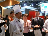 Pierre Koch applaudi par Dominique Loiseau, Patrick Bertron et Jean-Pierre Biffi (à gauche).