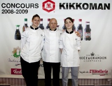 Julie Jourdain (1er prix bac pro), Thierry Marx (président du jury) et Maëva Lafay (1er prix BEP)