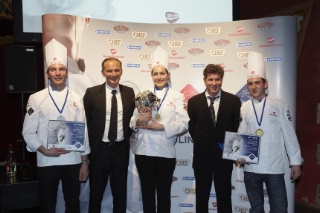 Sur le podium dans la catégorie Apprentis (de gauche à droite): Julien Durand, Christian Le Squer, Alice Gundersen, Michel Roth, Sébastien Lopez