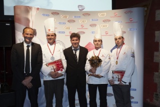 Sur le podium dans la catégorie Chefs (de gauche à droite) : Christian Le Squer, Didier Lecuisinier, Michel Roth, Jérôme Badonnel, Michel Roth et Paul Arthur Berlan