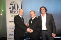 En hommage à sa carrière, un prix d’honneur a été remis à Joël Robuchon (milieu) par Claude Bosi du Restaurant Hibiscus à Londres (à droite) En hommage à sa carrière, un prix d’honneur a été remis à Joël Robuchon (milieu) par Claude Bosi du Restaurant Hibiscus à Londres (à droite)