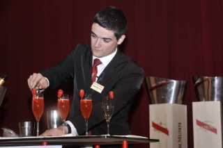 Sylvain Valat arrive en tête des barmen. Anthony Granzo du lycée de Sète et Anne-Sophie Cros du lycée de Biarritz sont arrivés 2e et 3e du challenge.
