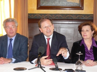 Didier Chenet et Christine Pujol entourant Hervé Novelli qui présente la campagne de communication sur le contrat d'avenir pour faie connaître les engagements des restaurateurs en contrepartie de la baisse de TVA