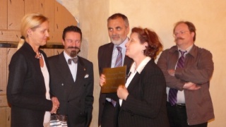 A l'occasion de l'assemblée générale, Christine Pujol, présidente nationale de l'Umh (à droite) a remis son titre de Maître restaurateur à la restauratrice Dominique Fava (à gauche), de l'Hôtellerie du Bas-Bréau à Barbizon.