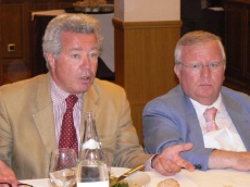 Didier Chenet président du Synhorcat au côté de Jacques Myard député des Yvelines expliquant aux députés présents l'intérêt d'étendre la loi Godart à tous les salariés de l'entreprise.
