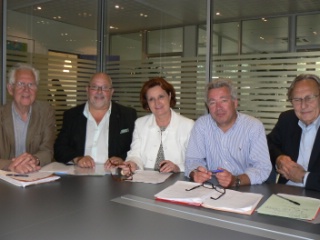 Bernard Meyruey (fagiht), Jean-François Girault (CPIH), Christine Pujol (Umih), Didier Chenet (Synhorcat), Jacques bellin (GNC)en train de signer l'avenant n°6 qui revalorise la grille de salaires et accorde deux jours fériés supplémentaires.