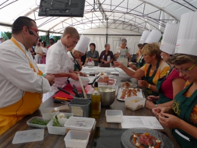 Jean-Pierre Vidal (Bib gourmand, Saint-Julien Chapteuil) dans une démonstration d’une recette du Feuilleté aux lentilles et filet mignon séché. Jean-Pierre Vidal (Bib gourmand, Saint-Julien Chapteuil) dans une démonstration d’une recette du Feuilleté aux lentilles et filet mignon séché.