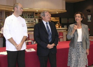 De gauche à droite : Laurent Gras (président des restaurateurs-Umih 38), Gilles Valentin (président Umih 38) et Lucie Belchior, proviseur du lycée des métiers de l'hôtellerie et du tourisme de Grenoble.