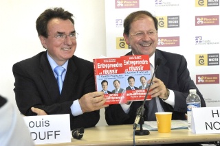 Louis le Duff et Hervé Novelli présentant leur ouvrage au salon de la micro entreprise à Paris