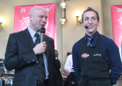 Michael McCauley, est le 'nez' des Cafés Richard. Egalement maître de cérémonie du championnat, il a eu le bonheur d'annoncer au jeune Anthony Calvez son nouveau succès. Michael McCauley, est le 'nez' des Cafés Richard. Egalement maître de cérémonie du championnat, il a eu le bonheur d'annoncer au jeune Anthony Calvez son nouveau succès.