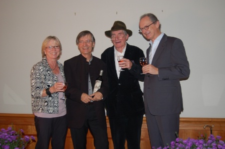 De gauche à droite : la propriétaire de l’Hôtel Claret, Monique Pignet, Jacques Ancenet, lauréat 2009, Bernard mazot, secrétaire du prix et Pierre Guénant, propriétaire du Château Beaulieu. De gauche à droite : la propriétaire de l’Hôtel Claret, Monique Pignet, Jacques Ancenet, lauréat 2009, Bernard mazot, secrétaire du prix et Pierre Guénant, propriétaire du Château Beaulieu.