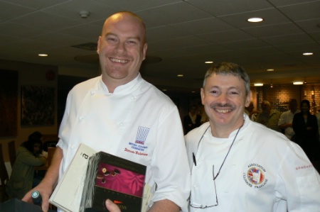 A droite, Philippe Vandewalle, à gauche Simon Hulstone, qui participait au Bouse d’Or 2009 pour le Royaume-Uni représentera à nouveau son pays au trophée international Auguste Escoffier à Deauville en 2010 A droite, Philippe Vandewalle, à gauche Simon Hulstone, qui participait au Bouse d’Or 2009 pour le Royaume-Uni représentera à nouveau son pays au trophée international Auguste Escoffier à Deauville en 2010